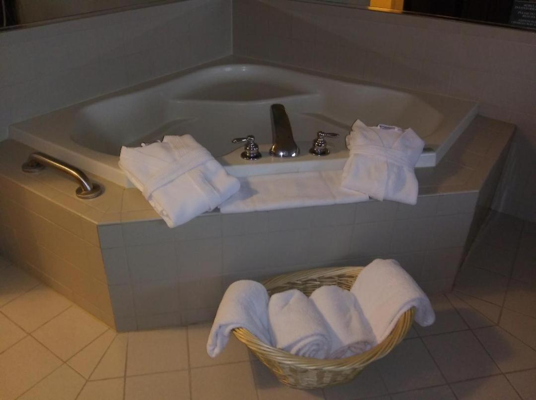 Country & By Radisson, Dundee, Mi Hotel 3*