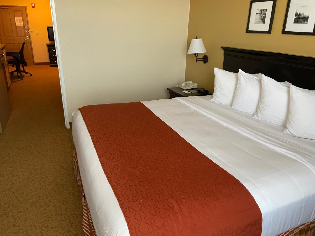 Hotel Country & By Radisson, Dundee, Mi Dundee