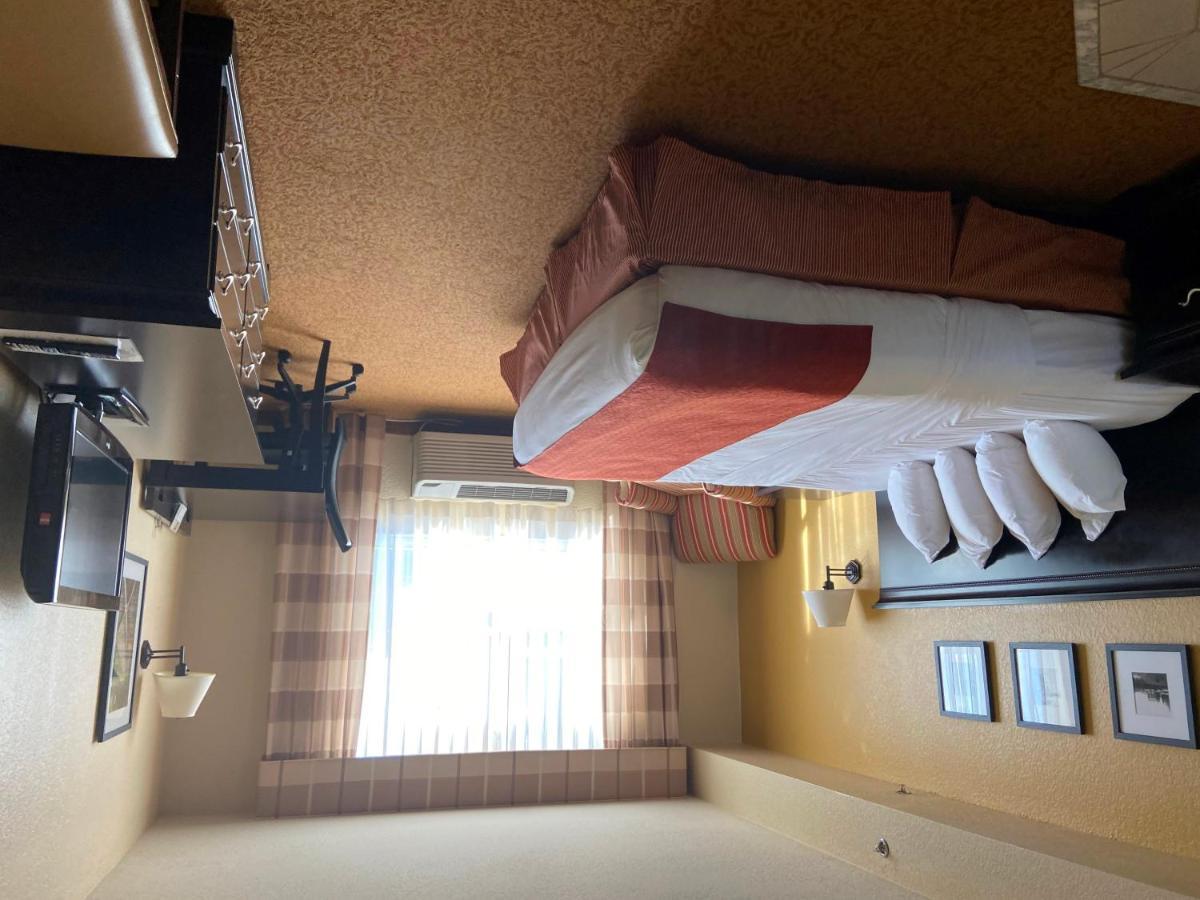 Country & By Radisson, Dundee, Mi