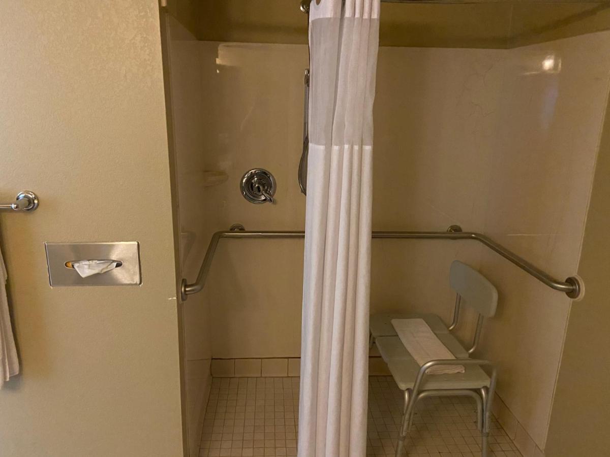 Country & By Radisson, Dundee, Mi 3*