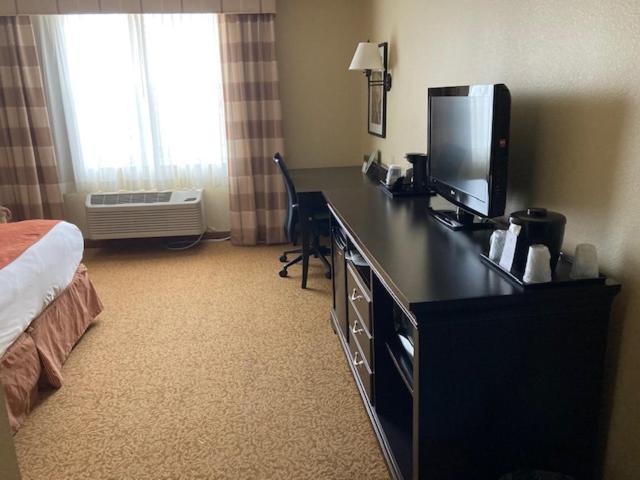 Hotel Country & By Radisson, Dundee, Mi