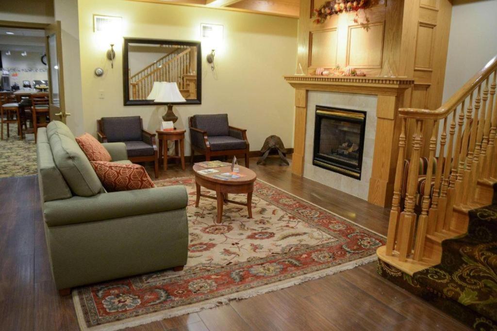 Country & By Radisson, Dundee, Mi 3*