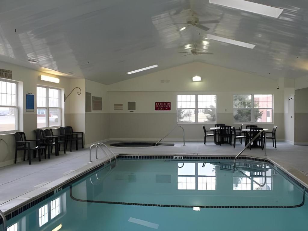 Hotel Country & By Radisson, Dundee, Mi 3*