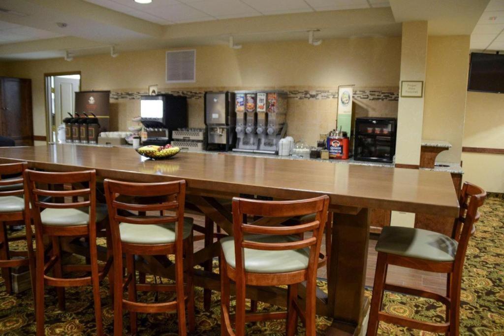 Hotel Country & By Radisson, Dundee, Mi