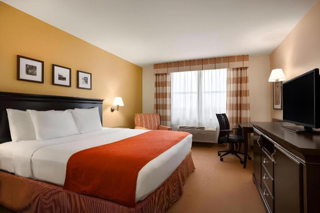 Country & By Radisson, Dundee, Mi Hotel 3*