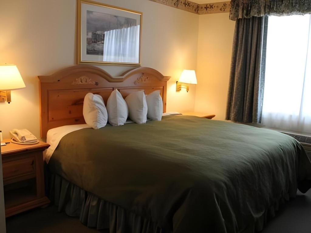 Country & By Radisson, Dundee, Mi Dundee