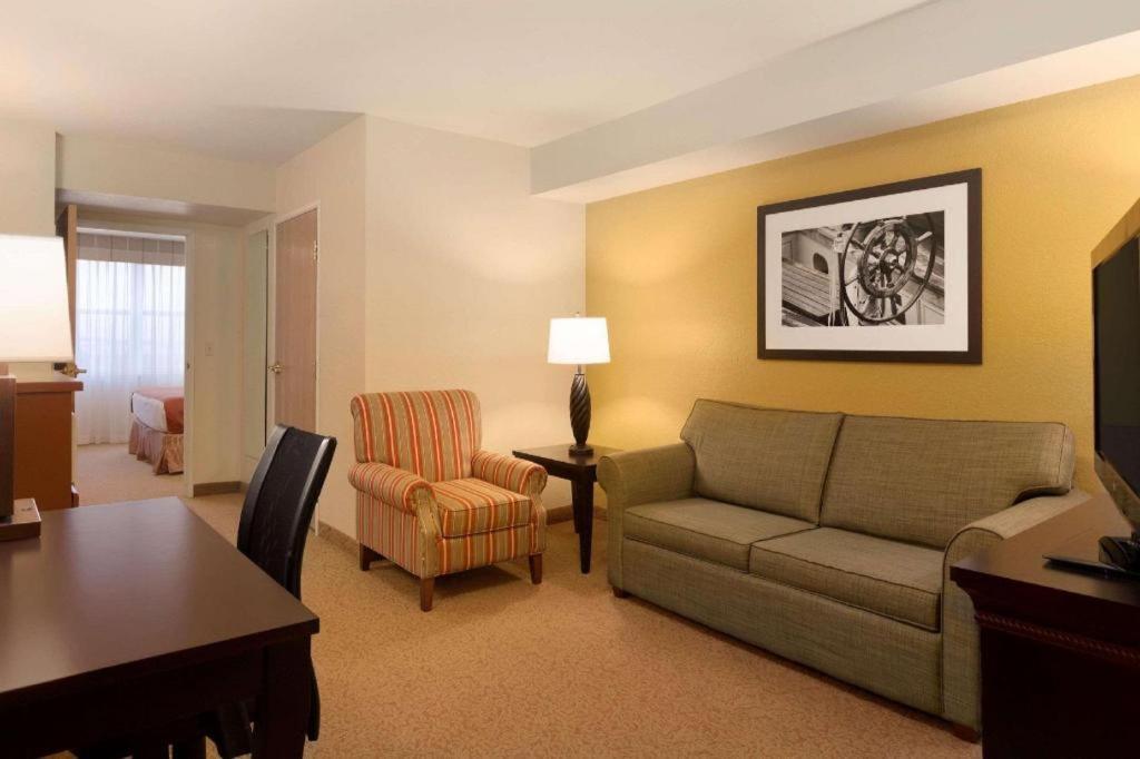 Country & By Radisson, Dundee, Mi Hotel Dundee