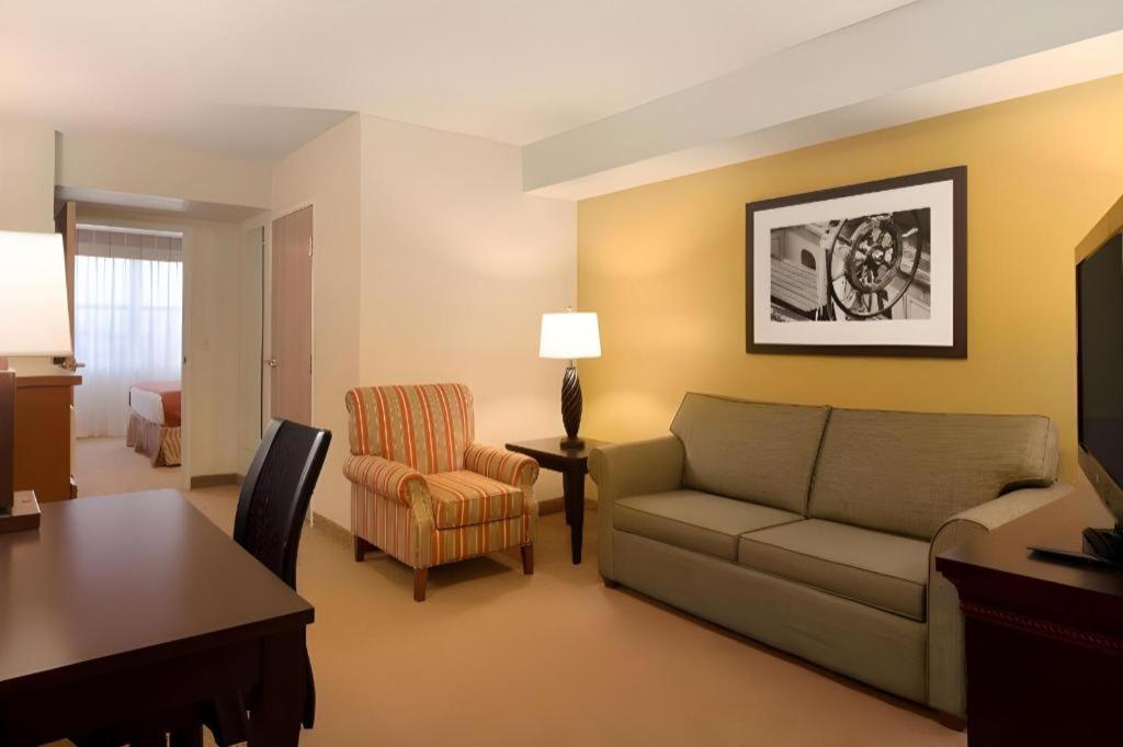 Country & By Radisson, Dundee, Mi Hotel 3*