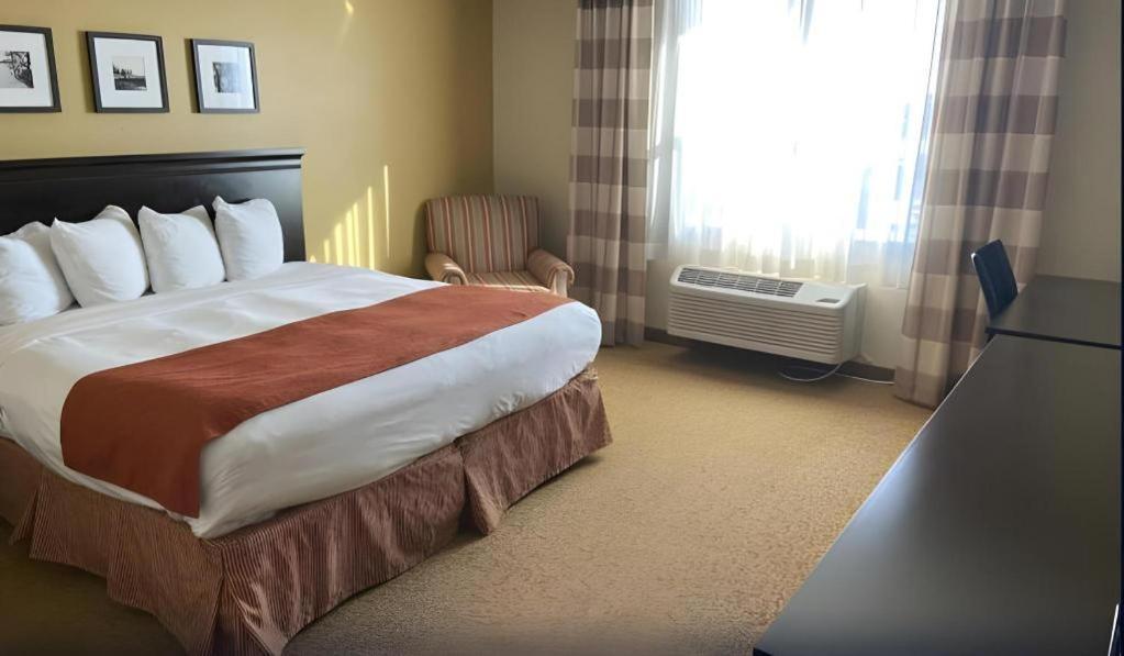 Country & By Radisson, Dundee, Mi