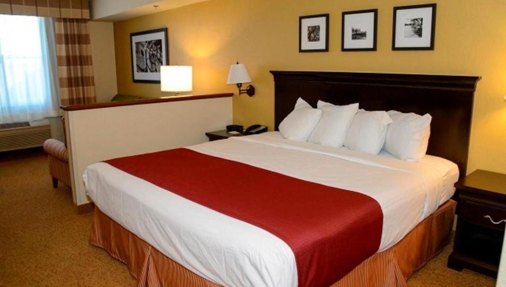 Country & By Radisson, Dundee, Mi Hotel 3*