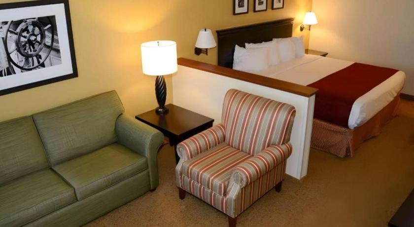 Country & By Radisson, Dundee, Mi