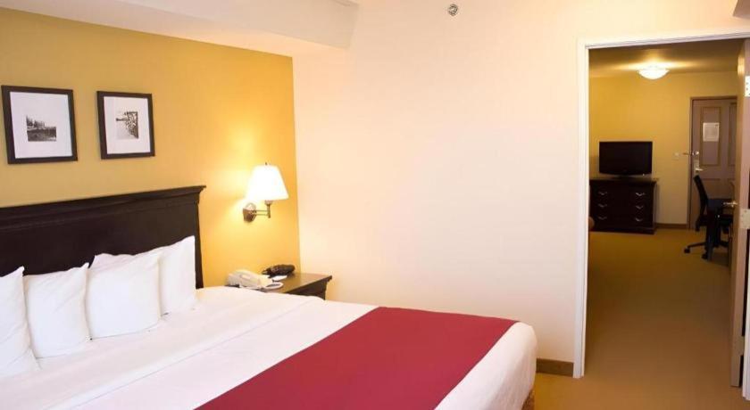 Country & By Radisson, Dundee, Mi Hotel 3*