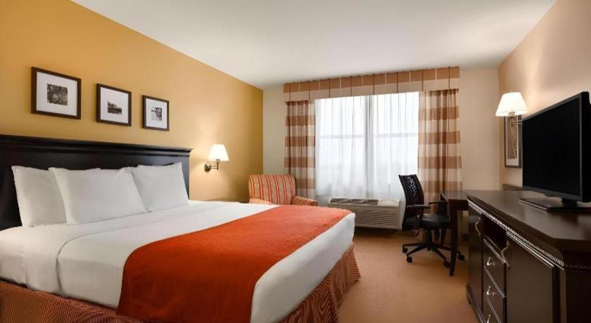 Country & By Radisson, Dundee, Mi 3*