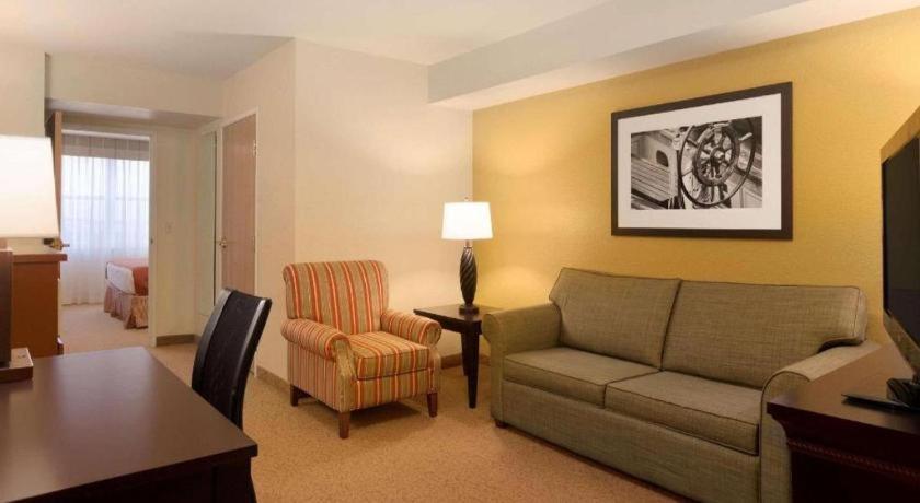 Country & By Radisson, Dundee, Mi Hotel Dundee