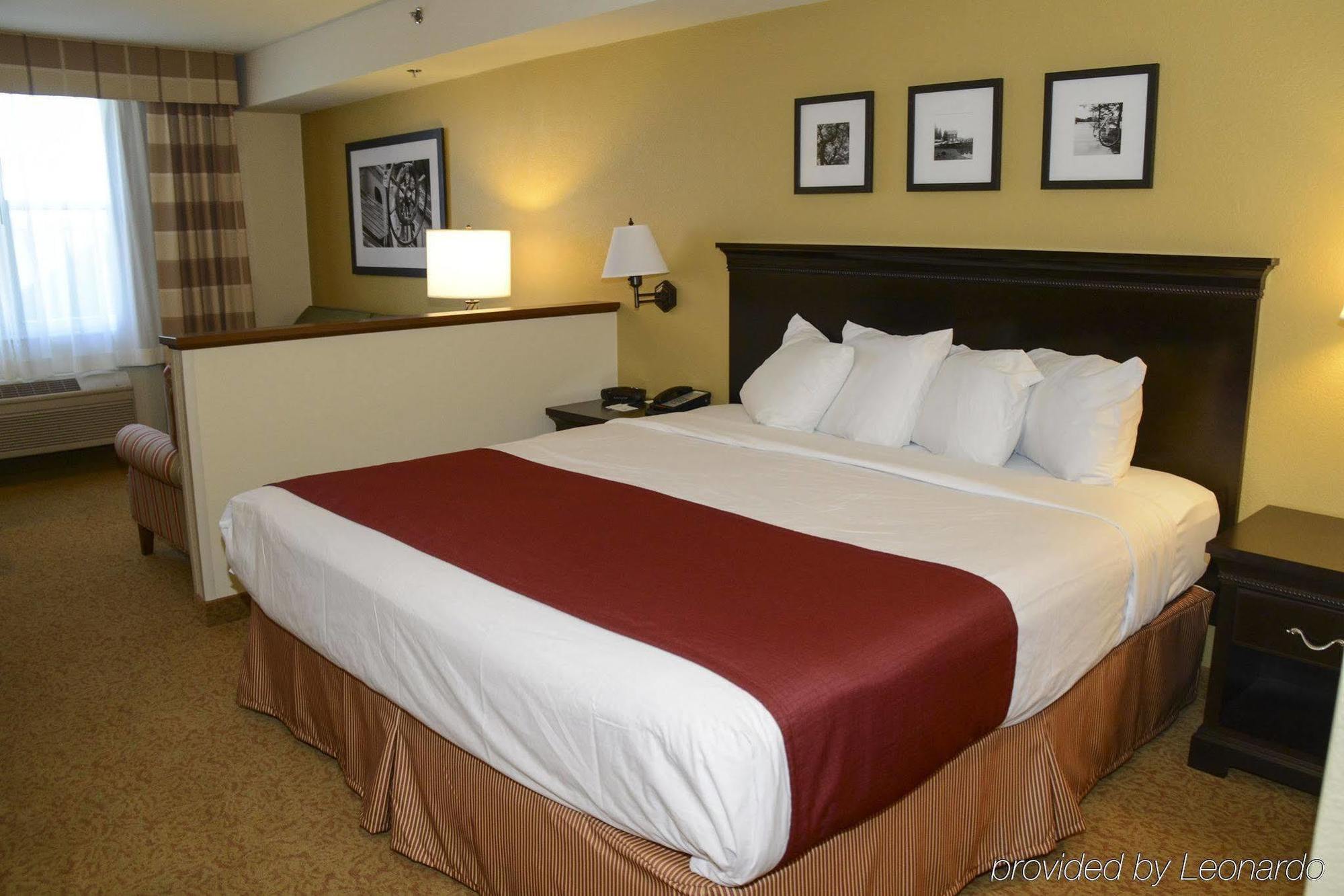Country & By Radisson, Dundee, Mi 3*